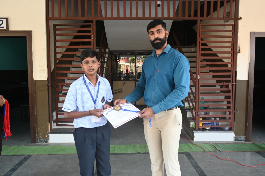 SBVM DEWAS के स्टूडेंट्स ने जीता गोल्ड मेडल

नगर निगम देवास द्वारा आयोजित दशहरा कृषि, कला एवं मीना बाजार प्रतियोगिता में सरस्वती बाल विनय मंदिर के छात्रों की शानदार उपलब्धि!

हमारे स्कूल, सरस्वती बाल विनय मंदिर, के होनहार छात्रों ने नगर निगम देवास द्वारा आयोजित दशहरा कृषि कला एवं मीना बाजार वॉलीबॉल प्रतियोगिता में शानदार प्रदर्शन करते हुए गोल्ड और सिल्वर मेडल जीतकर स्कूल का नाम रोशन किया है।

यह उपलब्धि उनकी कड़ी मेहनत, अनुशासन और कोच अर्जुन सोलंकी के मार्गदर्शन का परिणाम है। इस शानदार सफलता के लिए सभी विजेता छात्रों को हार्दिक बधाई! आप सबने एक बार फिर यह सिद्ध कर दिया कि मेहनत और समर्पण से कोई भी लक्ष्य असंभव नहीं है।

हम अपने छात्रों पर गर्व करते हैं और उनके उज्जवल भविष्य की कामना करते हैं।

#SaraswatiBalVinayMandir #DevasAchievements #VolleyballChampions #DistrictLevelVictory #ProudMoment
Dewas School | SBVM DEWAS | DEWAS SCHOOL | TOP SCHOOL DEWAS | CBSE SCHOOL DEWAS | BEST SCHOOL IN DEWAS | SARASWATI SCHOOL DEWAS | DEWAS SCHOOL LIST | DEWAS SCHOOL LIST PDF | DEWAS PRIVATE SCHOOL LIST | TOP 10 CBSE SCHOOL IN DEWAS